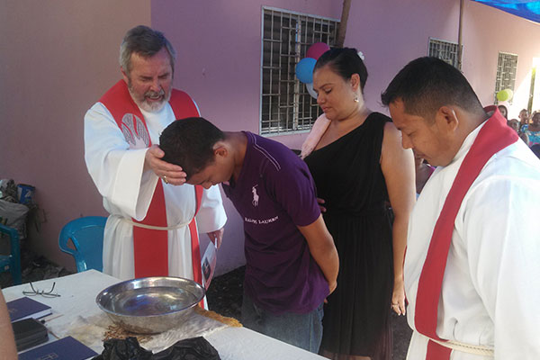 Rev. Dr. Leonardo Neitzel conducts baptisms in Olanchito.